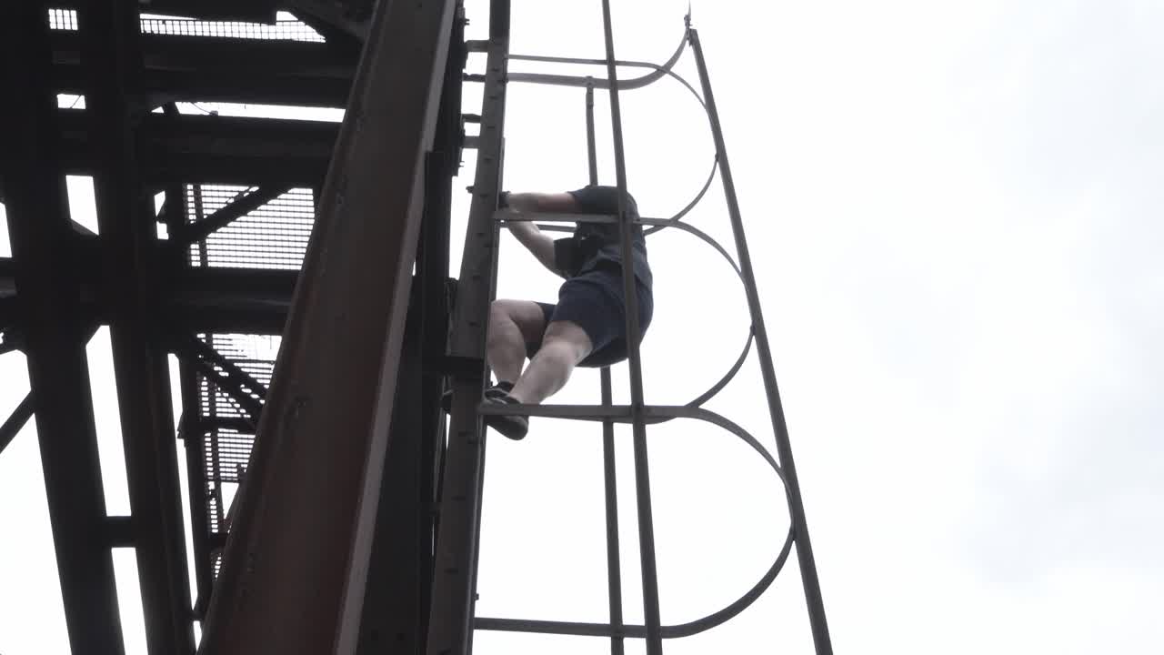 버려진 공장에서 버려진 옥상을 탐험하는 도시 탐험가