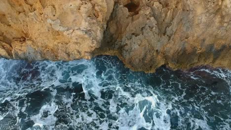 vista aérea sobre rocas y mar