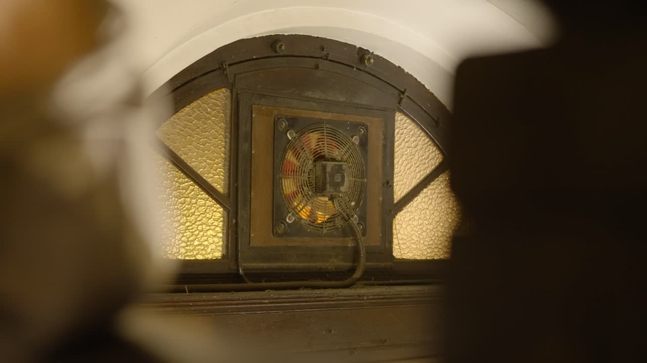 공기 순환을 제공하는 따뜻한 공간에서 열을 방출하는 창을 돌리는 환기기