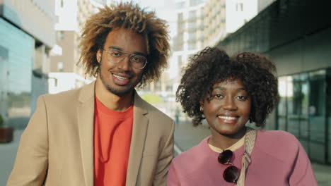Porträt-Eines-Glücklichen-Afroamerikanischen-Paares-In-Der-Stadt