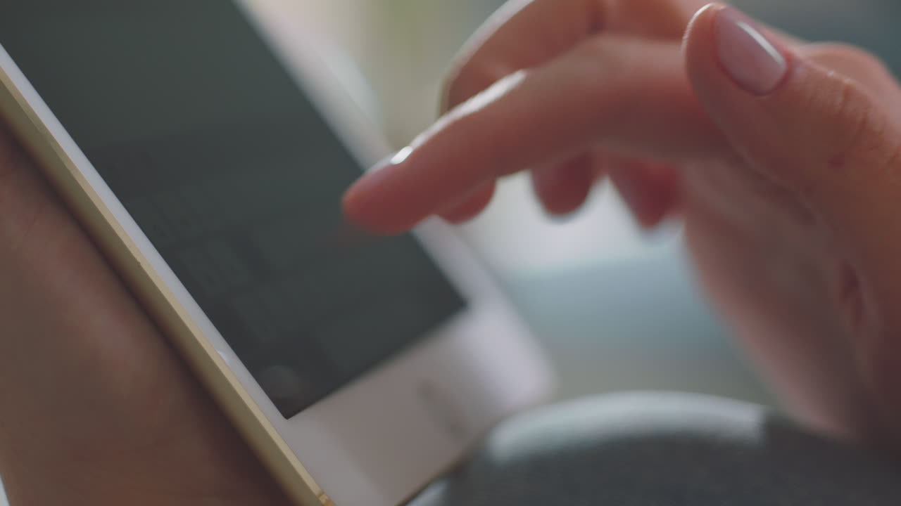 mano femenina en la pantalla táctil