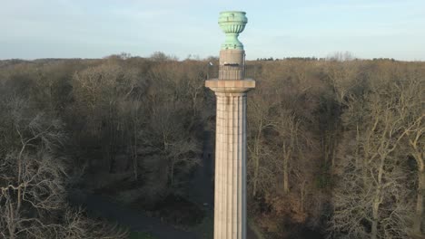 Vista-Aérea-Del-Monumento-De-Bridgewater-En-La-Finca-Ashridge-Del-Fideicomiso-Nacional-Inclinando-Hacia-Abajo-La-Columna-Conmemorativa