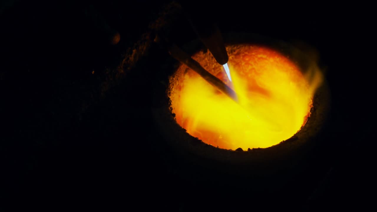 아세 ⁇ 렌  ⁇ 불이 뜨거운 금속을 녹이는 4k