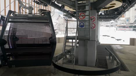 Empty-cable-car-In-Sarajevo