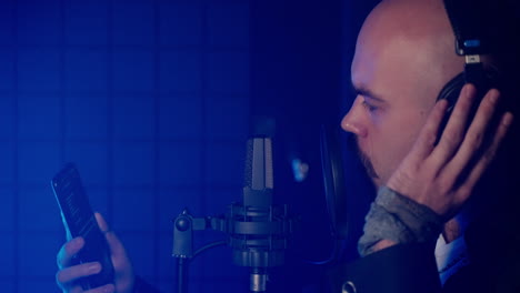 músico grabando en un estudio de música