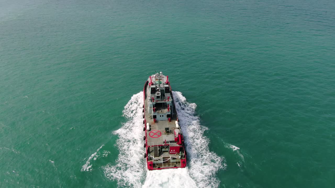 pequeño barco de suministro en alta mar rugiendo a través de la bahía de hong kong, vista aérea