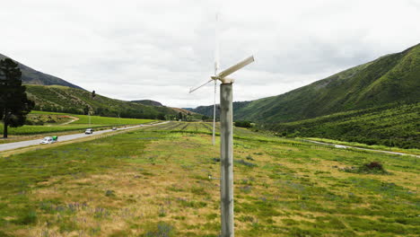 Antiguo-Molino-De-Viento,-Carretera-Y-Verde-Valle-Vibrante-De-Otago-Central-En-Nueva-Zelanda,-Vista-De-órbita-Aérea