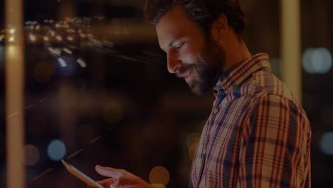 animación de un hombre de negocios caucásico usando un teléfono inteligente sobre procesamiento de datos y paisaje urbano