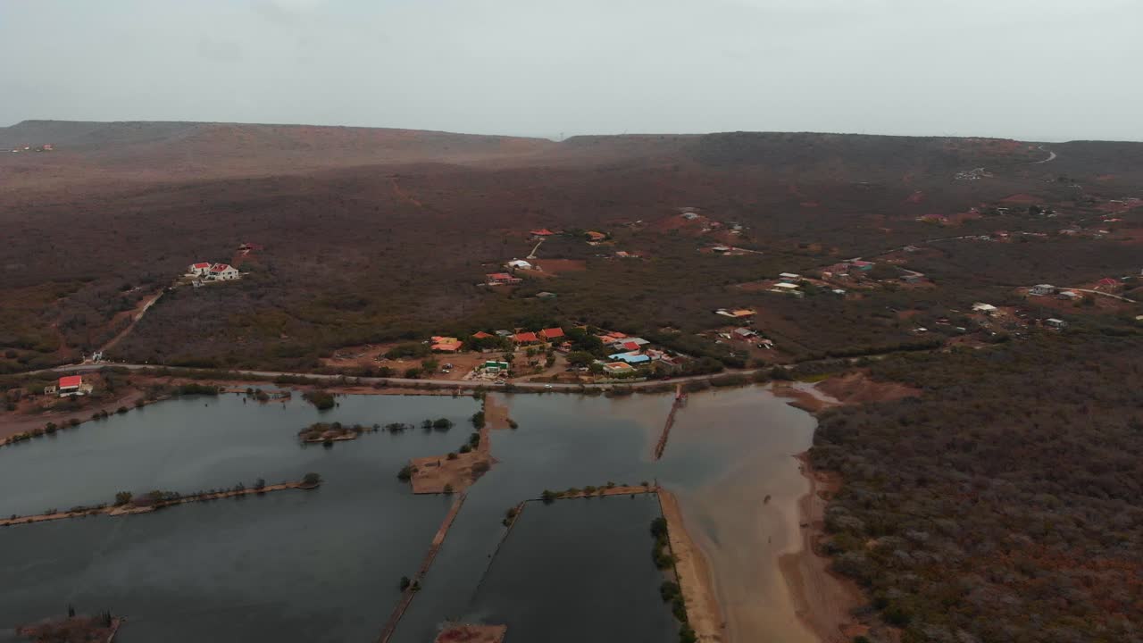 un lago salado en la isla caribeña holandesa de curacao