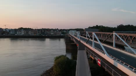 Puente-Sobre-El-Río-Schelde-Durante-La-Hermosa-Puesta-De-Sol