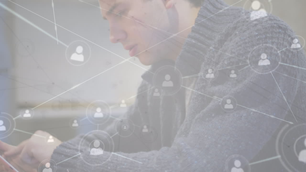 태블릿을 사용하는 백인 사업가에 대한 사람들과의 연결 네트워크의 애니메이션