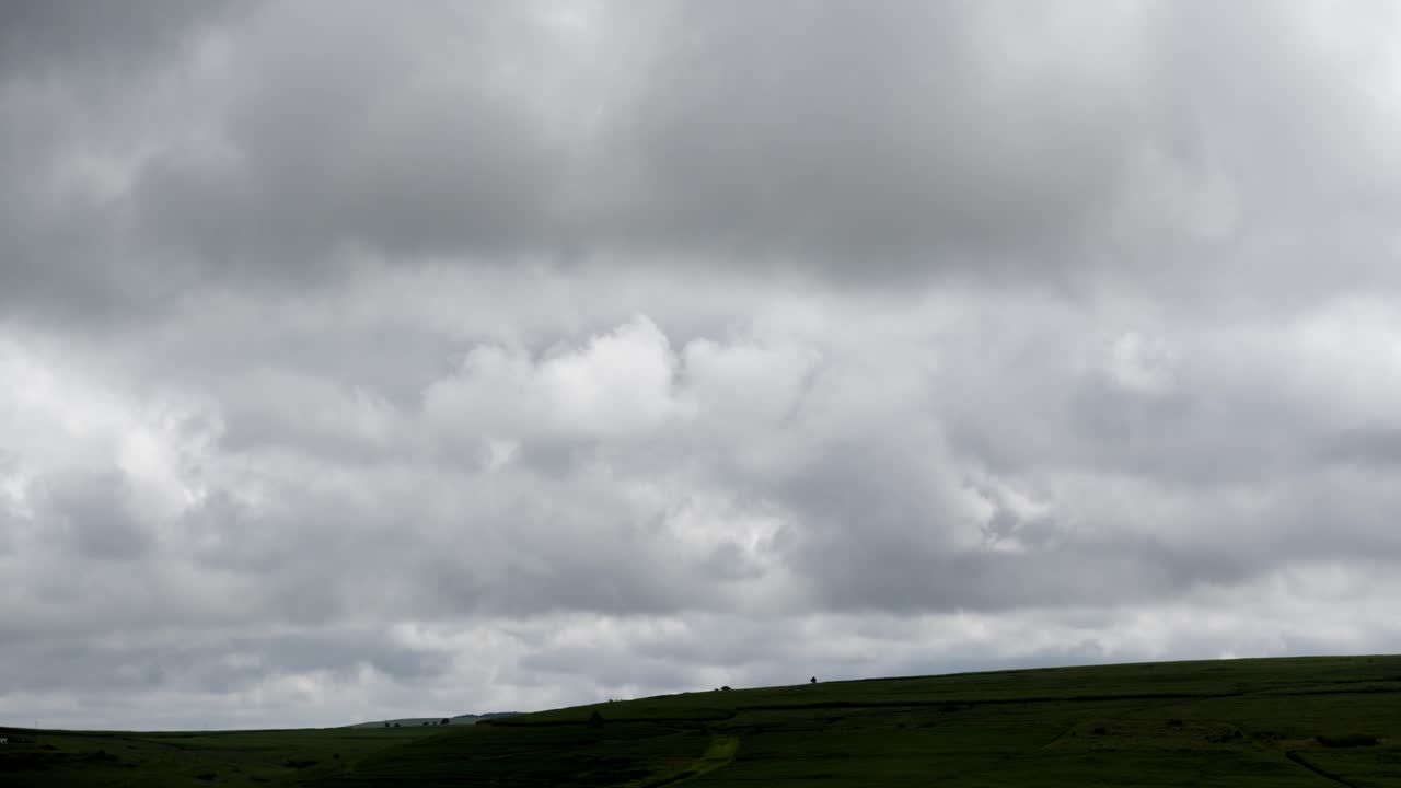 콰줄루 나탈 남부 해안의 아름다운 푸른 언덕을 통과하는 구름의 시간 경과