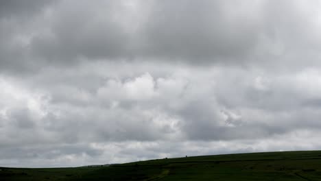 Lapso-De-Tiempo-De-Nubes-Rodando-A-Través-De-Hermosas-Colinas-Verdes-En-La-Costa-Sur-De-Kwazulu-natal