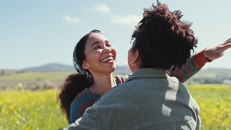 pareja de lesbianas, sonrisa y abrazos de mujeres en el campo