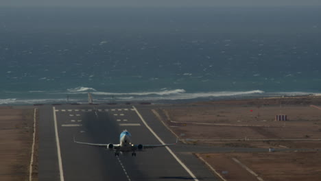 el avión acelera y despegue