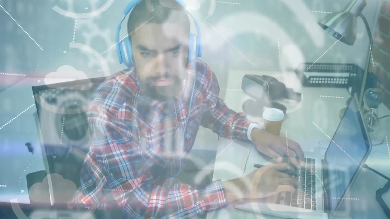 video compuesto digital de la red de iconos de conexiones contra un hombre que usa auriculares usando una computadora portátil