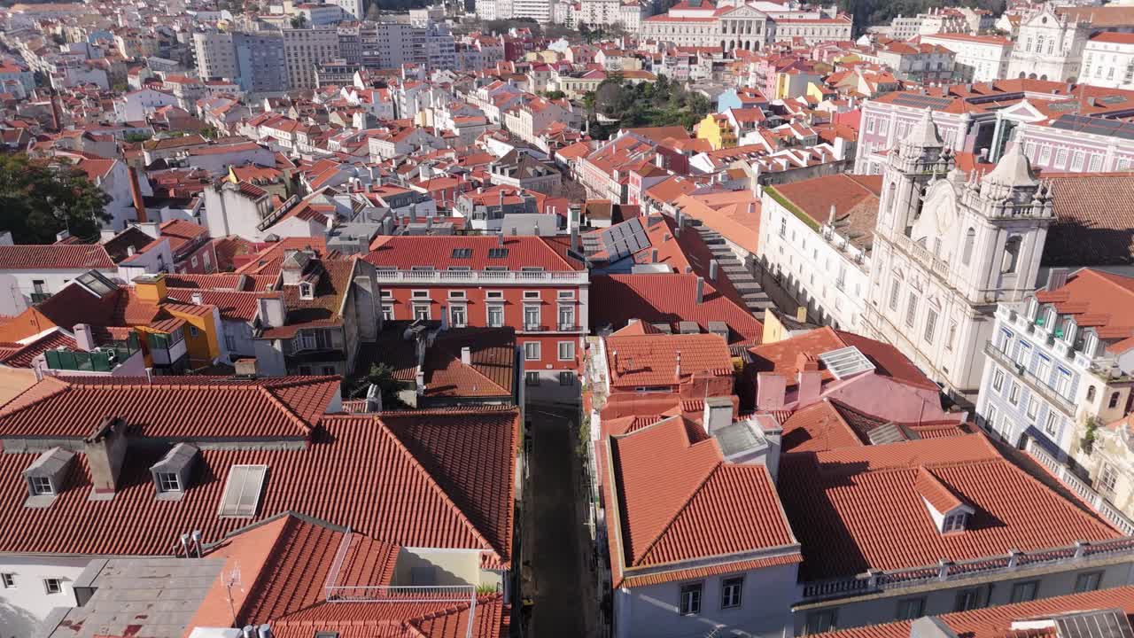 Ripresa aerea con dolly che mostra edifici rossi e bianchi di Lisbona, Portogallo, affacciati sul fiume Tago