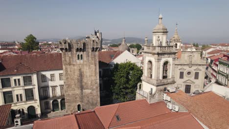 Turm-Von-Braga-Und-Kirchturm-Glockenturm-Mit-Blick-Auf-Den-Platz-Largo-De-São-Francisco