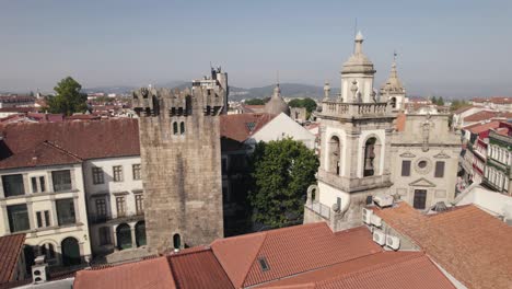 torre de braga y campanario de la torre de la iglesia con vistas a la plaza largo de são francisco