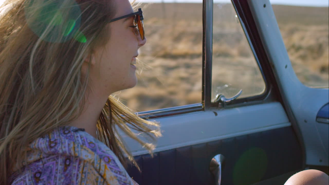 Glückliche Frau mit Auto auf einem Roadtrip zum Reisen
