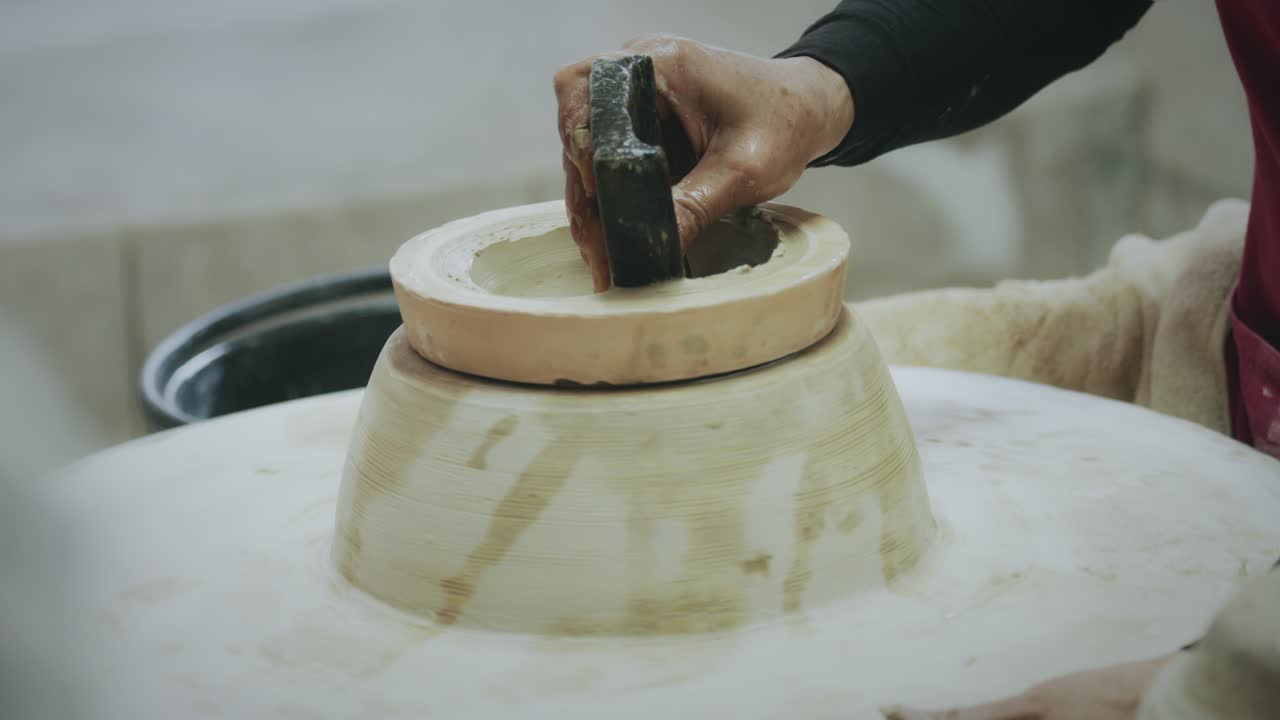 느린 동작,  점토에서 도자기 제품을 만드는 마스터 도자기