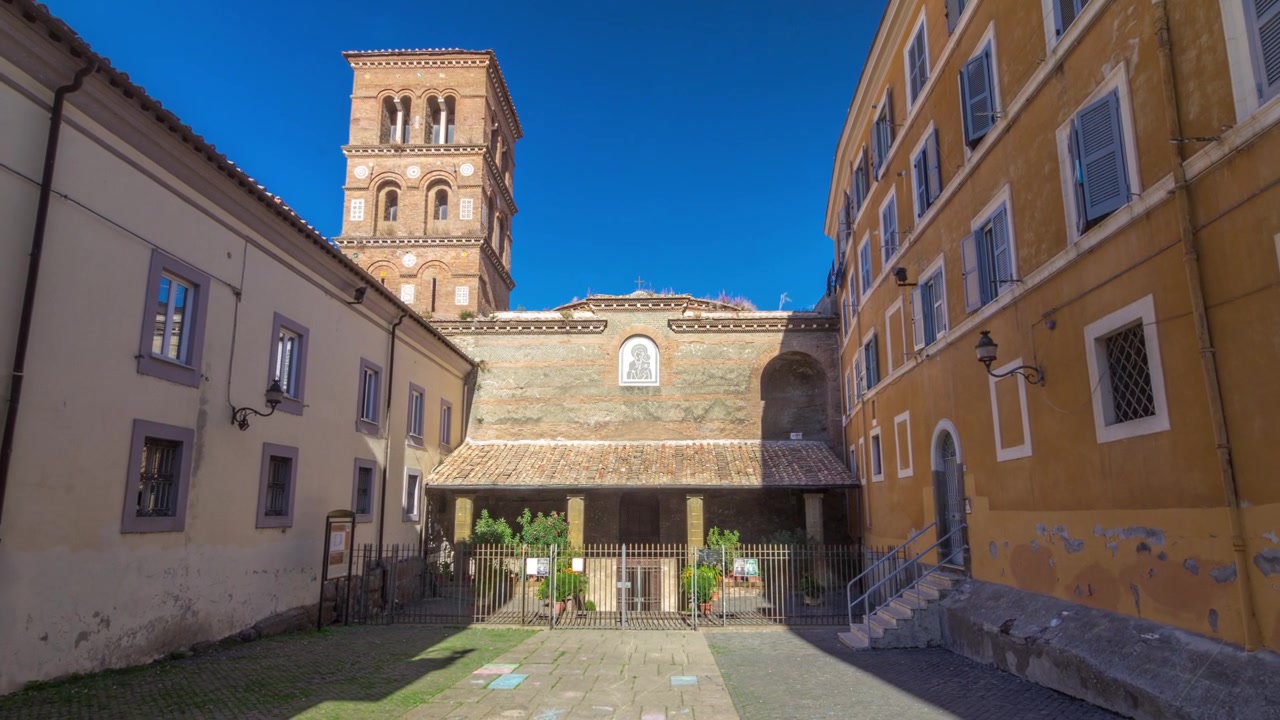 Sankt Maria af Rotonda kirke i den smukke by Albano Laziale, Italien, timelapse hyperlapse. Facade med indgang.