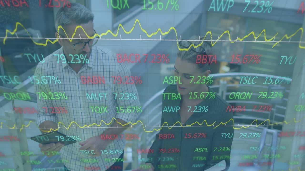 animación del procesamiento de datos financieros sobre diversas personas de negocios