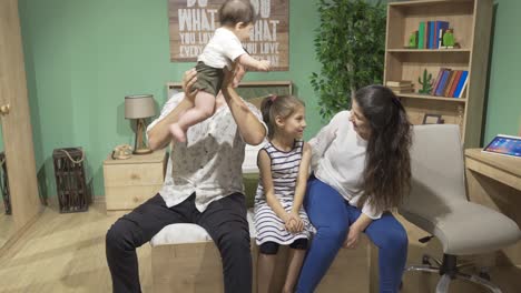 la imagen de una familia feliz.