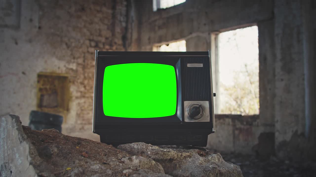 오래된 tv의 녹색 화면으로 확대하는 빈티지 스타일 4k