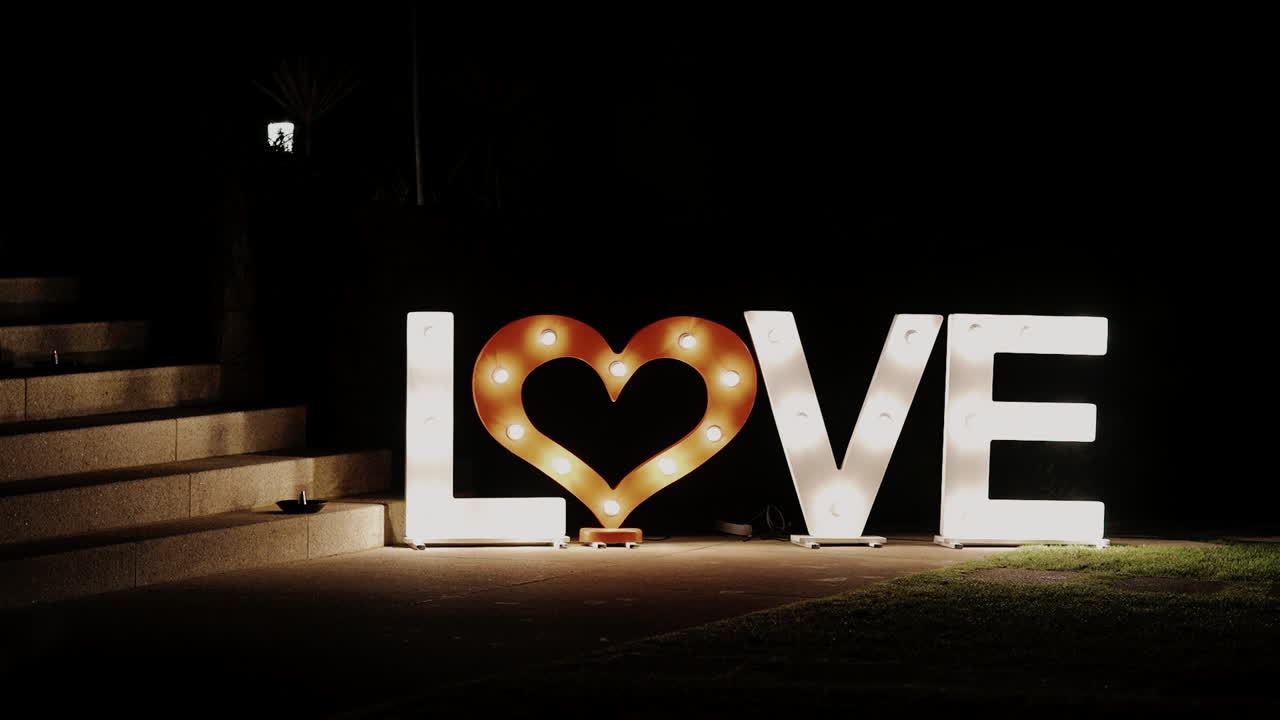 밤에 반이는 사랑의 표지