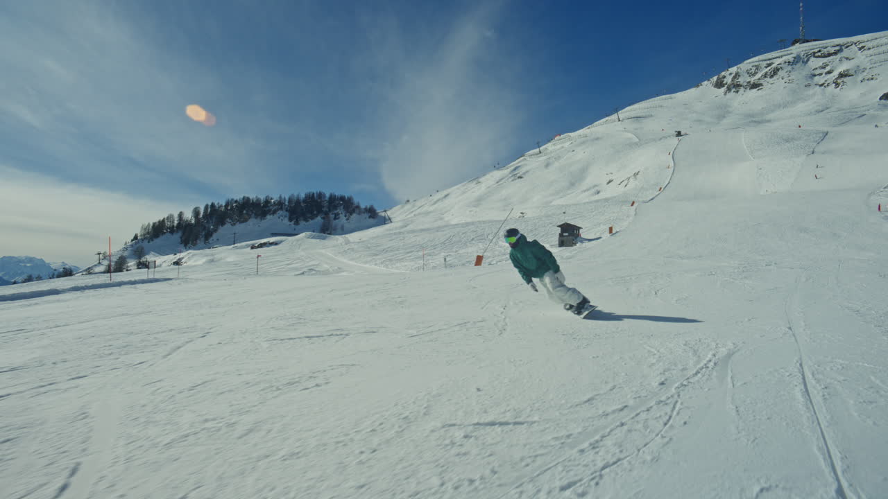 Snowboarder che scolpisce curve fluide e fa un giocoso 180 su una pista battuta nelle Alpi svizzere. Movimento freestyle fluido, luce brillante da cielo sereno ed energia cinematografica degli sport invernali alpini.