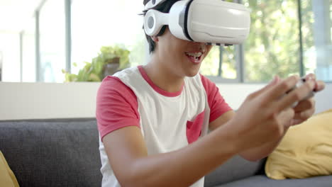 Asiatischer-College-Student-Mit-VR-Headset-Spielt-Spiel-Mit-Controllern