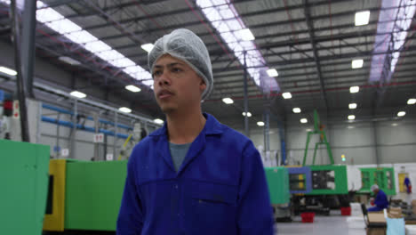 joven trabajando en un almacén