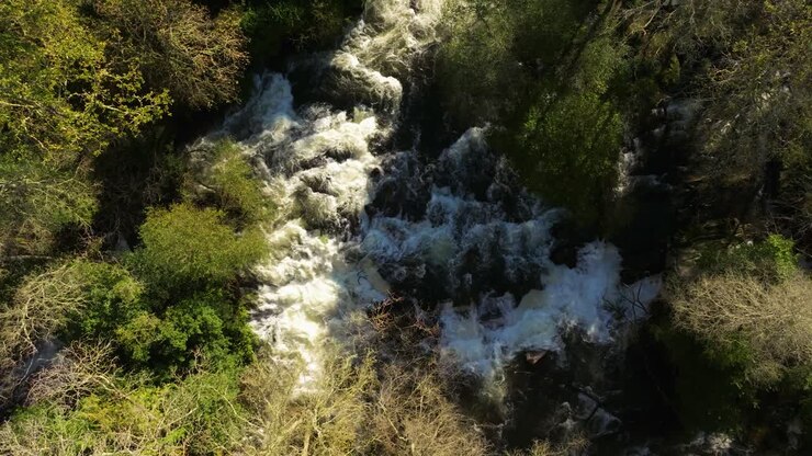 Rapide che scorrono su monti rocciosi in Río de Zas, A Coruña, Spagna.