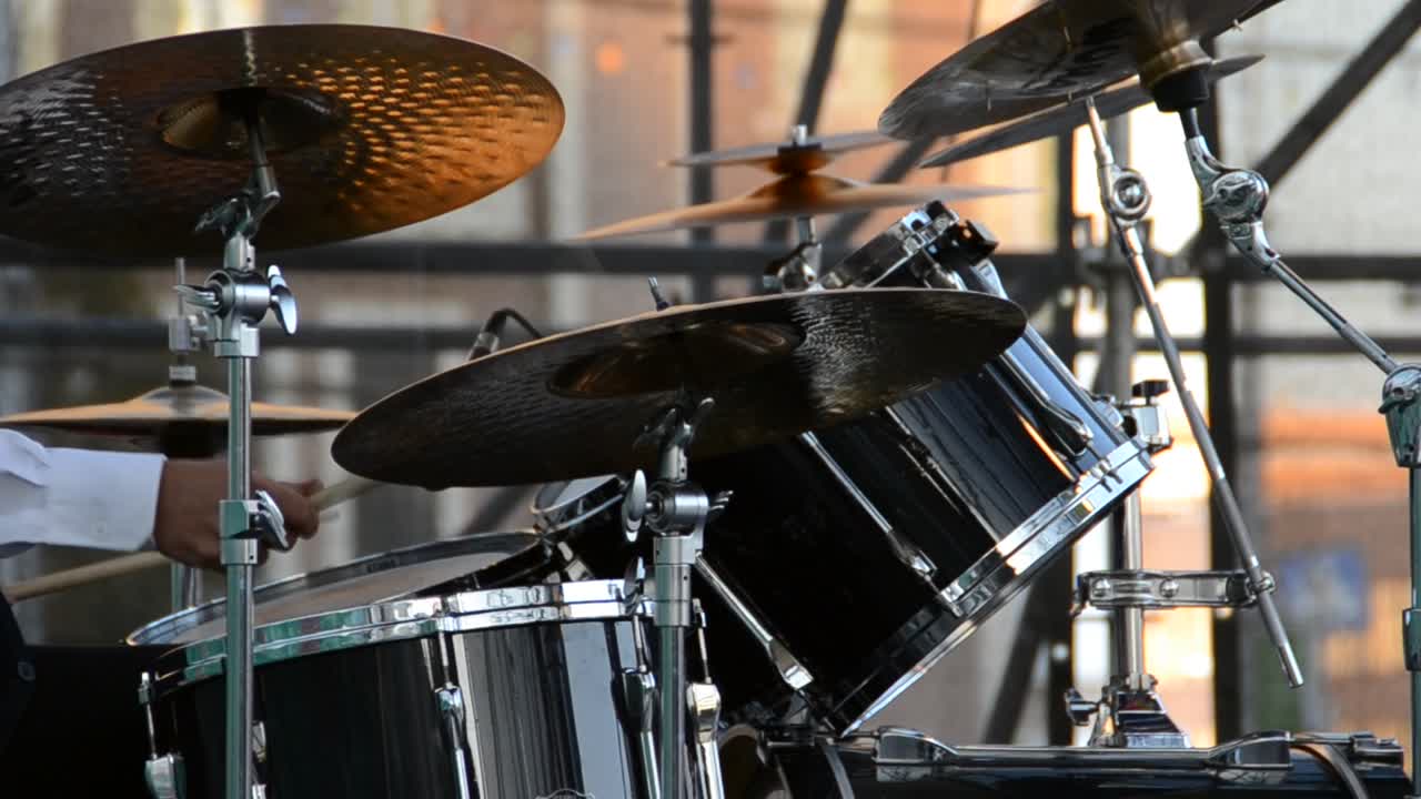 Il musicista suona il jazz