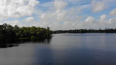 Antena-De-Un-Hermoso-Lago-Con-Algún-Reflejo-De-Las-Nubes