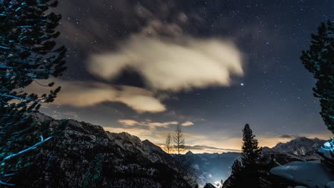 Lapso-De-Tiempo-De-Nubes-Pasando-Por-La-Cordillera-Alpina-En-Valmalenco,-Italia