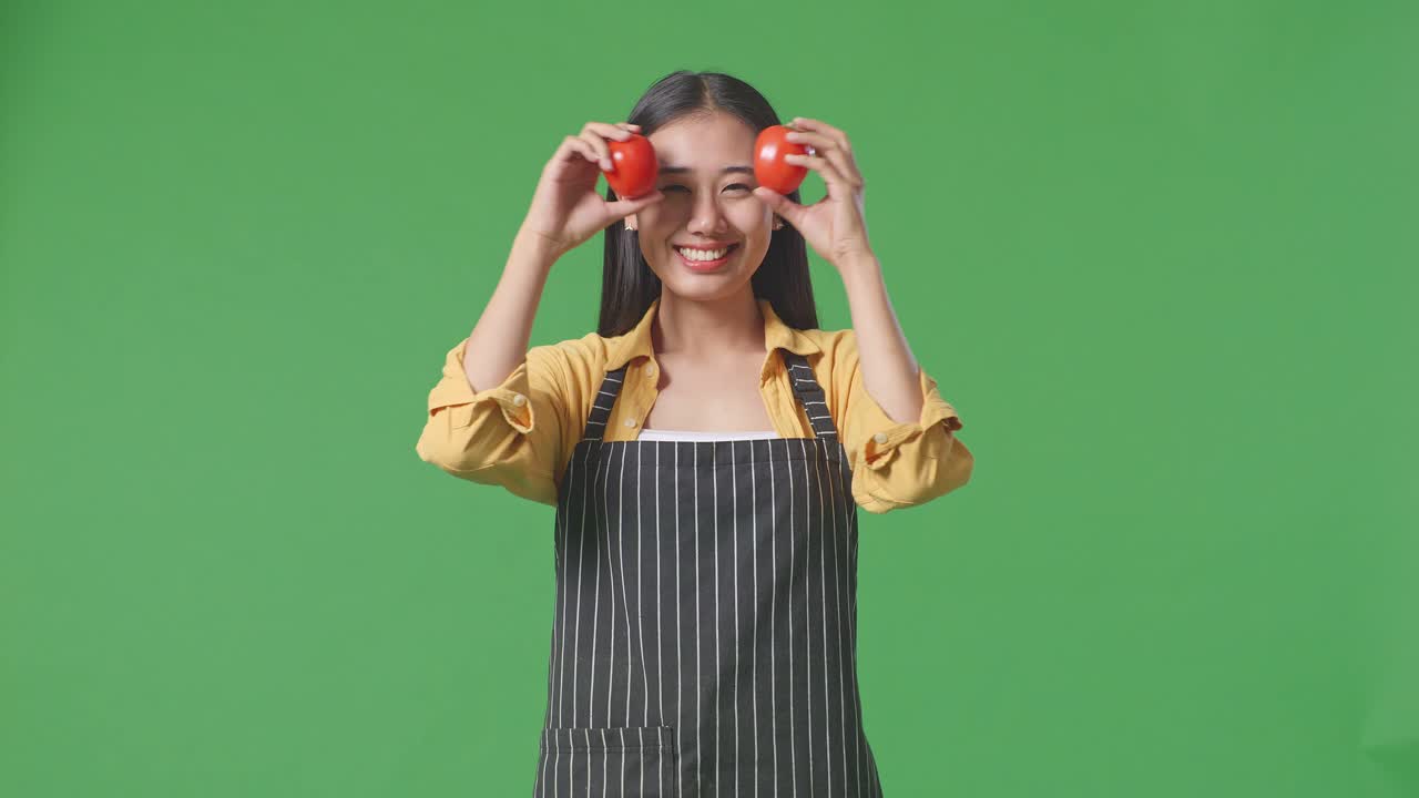 토마토 를 들고 있는 여자