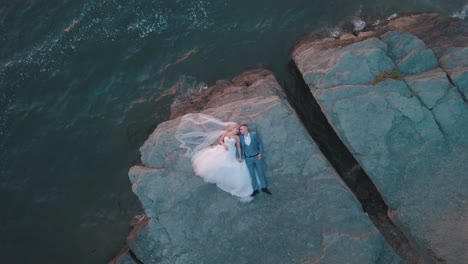 Pareja-De-Boda.-Encantadores-Novios.-Familia-Feliz.-Toma-Aérea