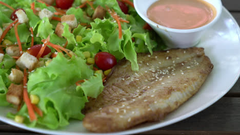 ensalada con filete de pescado frito