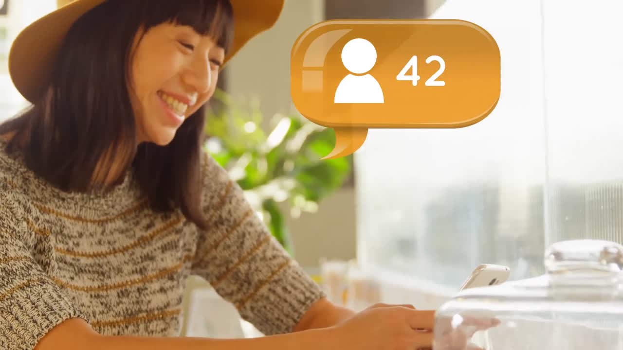 행복하게 전화로 문자 메시지를 보내는 여자