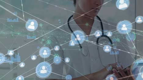 animación de una red de conexiones con iconos sobre una doctora caucásica que usa una tableta