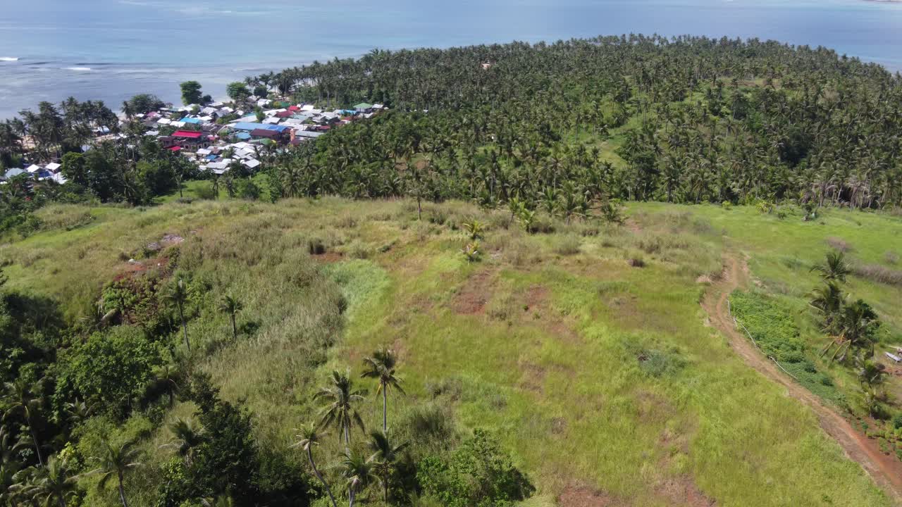 sendero en la colina que conduce a la aldea de pescadores costera en la isla de casolian, aérea
