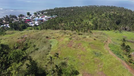 Sendero-En-La-Colina-Que-Conduce-Al-Pueblo-Pesquero-Costero-En-La-Isla-Casoliana,-Antena