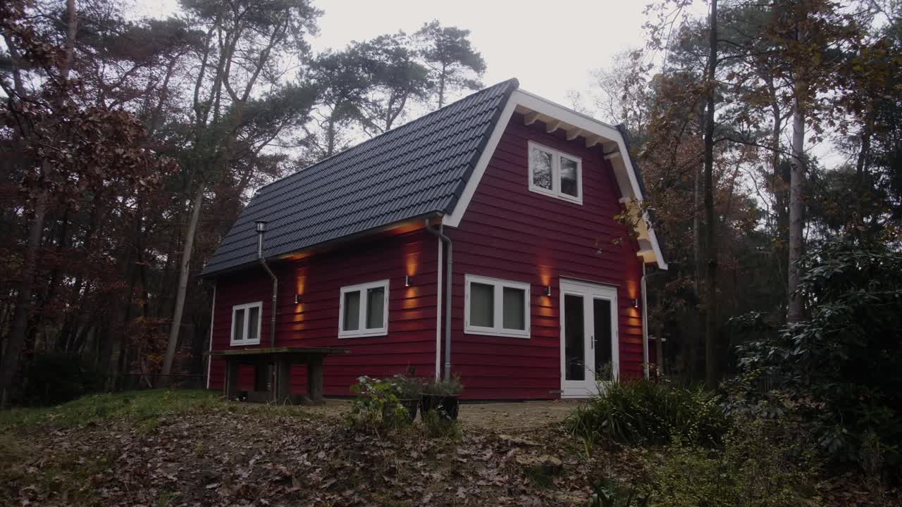 casa de madera roja en el bosque durante el invierno
