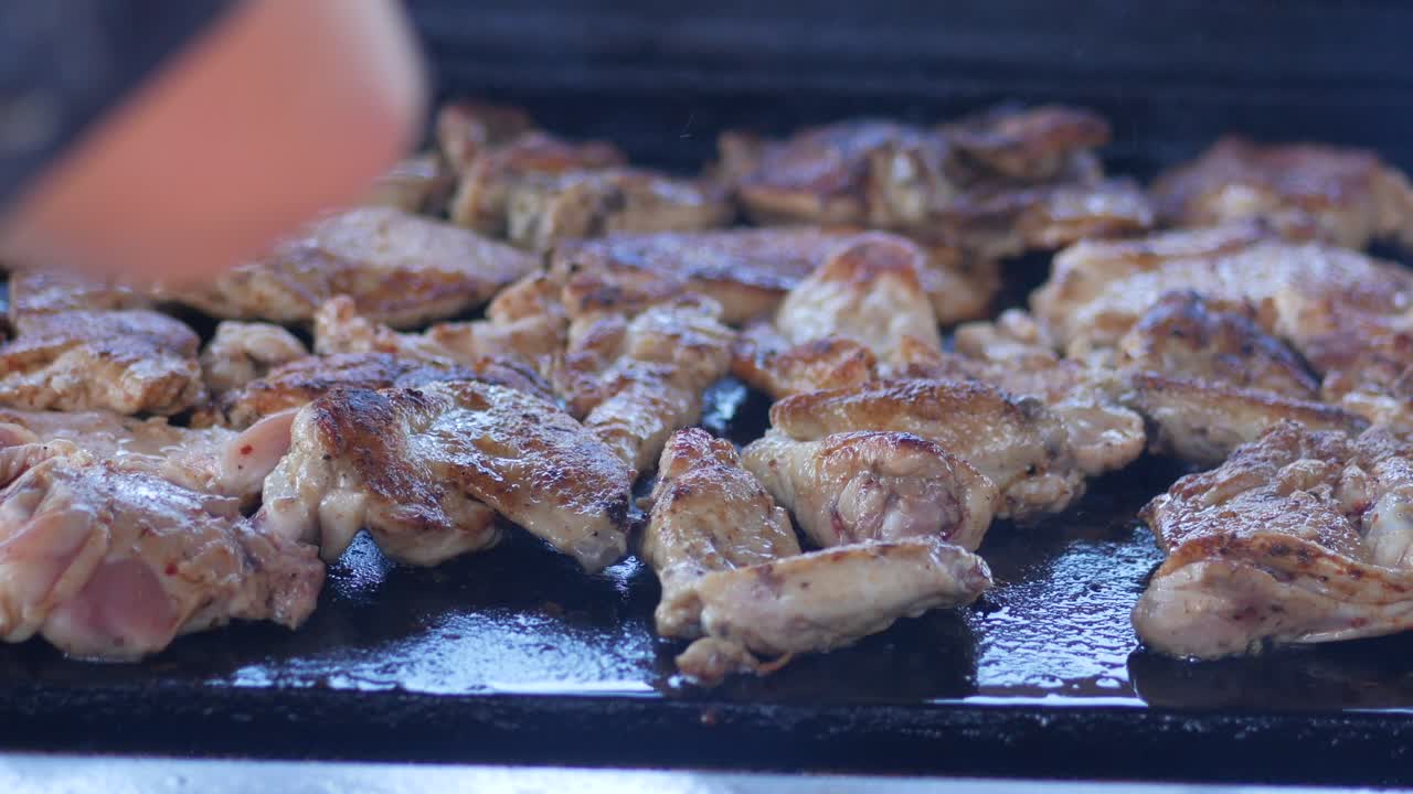 평평한 상단 그릴에 고기