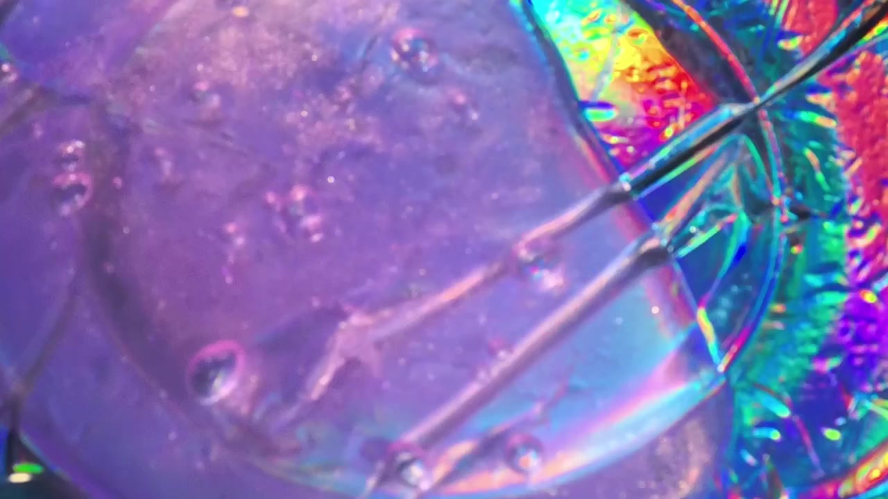 Bolle di gel viola vibranti e astratte