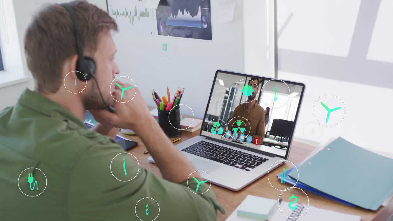 animación de iconos sobre diversos compañeros de trabajo discutiendo informes en la computadora portátil en la oficina