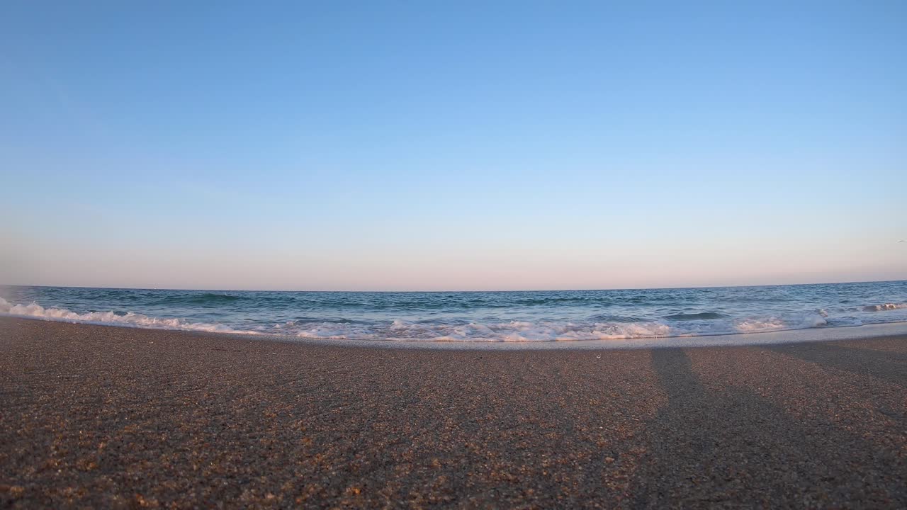 등을 맞댄 태양과 함께 아름다운 바다 경치를 바라보며 조용하고 평화로운 저녁