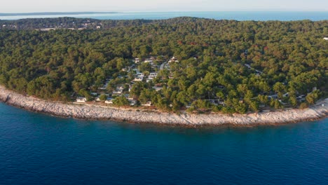 vista aérea de algunas casas de madera en la costa de mali losinj, croacia